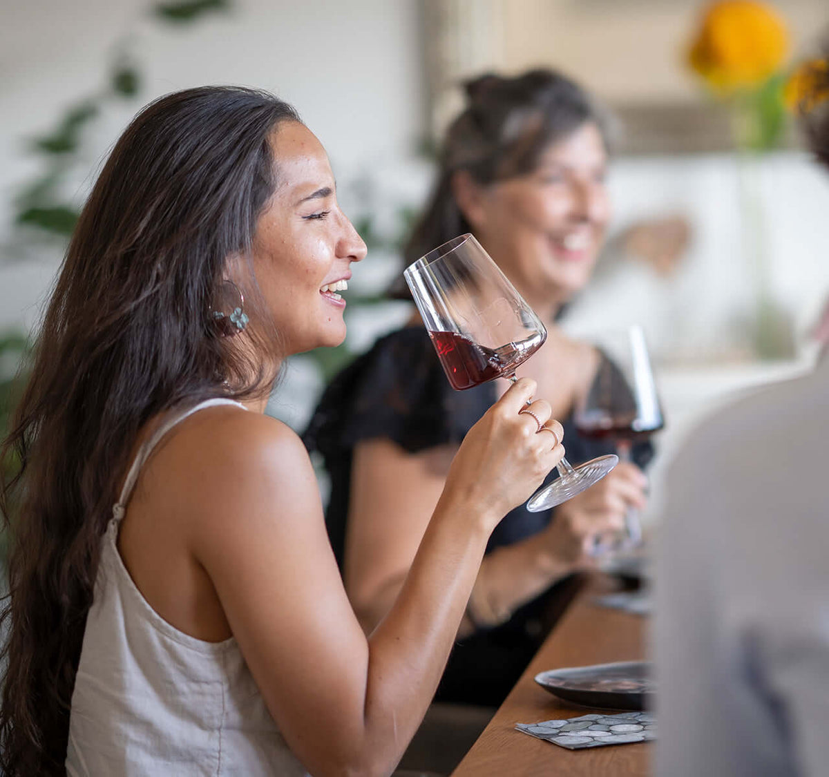 Wein Tasting für Fortgeschrittene mit spanischen Tapas, genussvolle Atmosphäre, lächelnde Teilnehmer, TIME 2 TASTE.