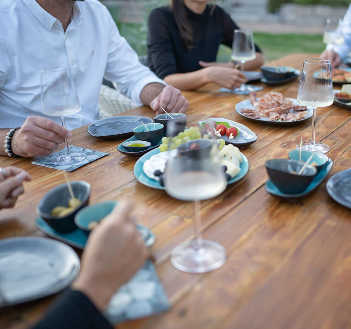 Wein Tasting für Erfahrene mit italienischen Antipasti und Gläsern, Essen am Tisch im Freien, 6 Personen.