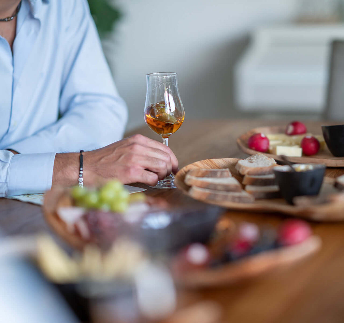 Whisky Tasting für Kenner mit harmonisch abgestimmten Köstlichkeiten und Gläsern auf Holztabletts, Zeit für Genuss.